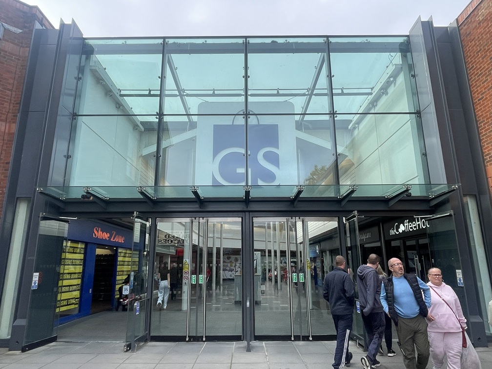 左・Golden Square正面入口